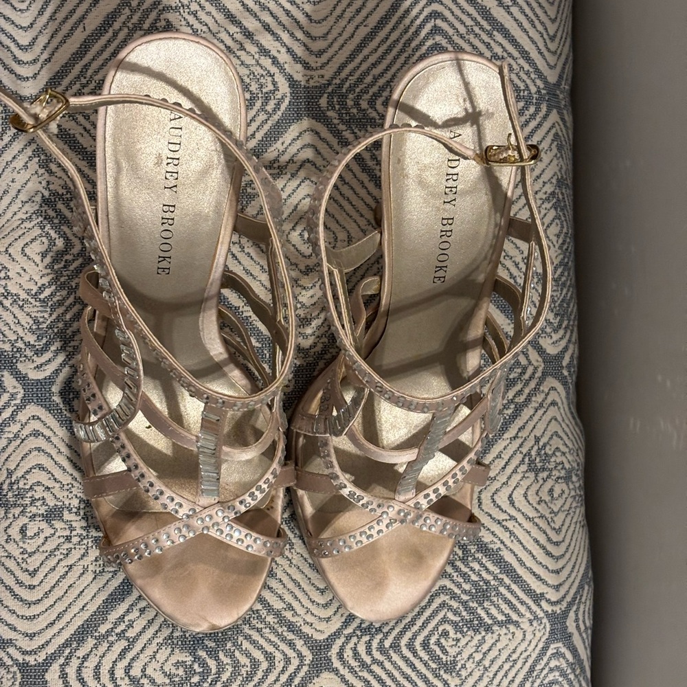 Audrey Brooke Elegant Champagne Strappy Sandals Crystal Embellishments Size 9.5 - Picture 3 of 5